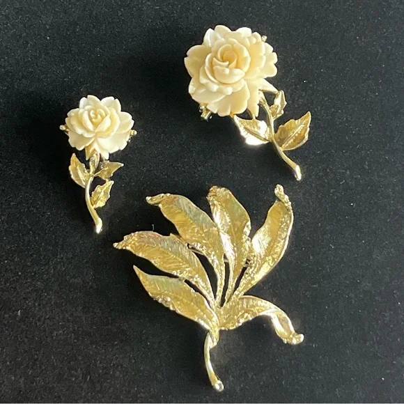 Vintage Carved White Roses And Leaves Brooch Set of 3 ~Gold Tone Metal - Picture 1 of 10
